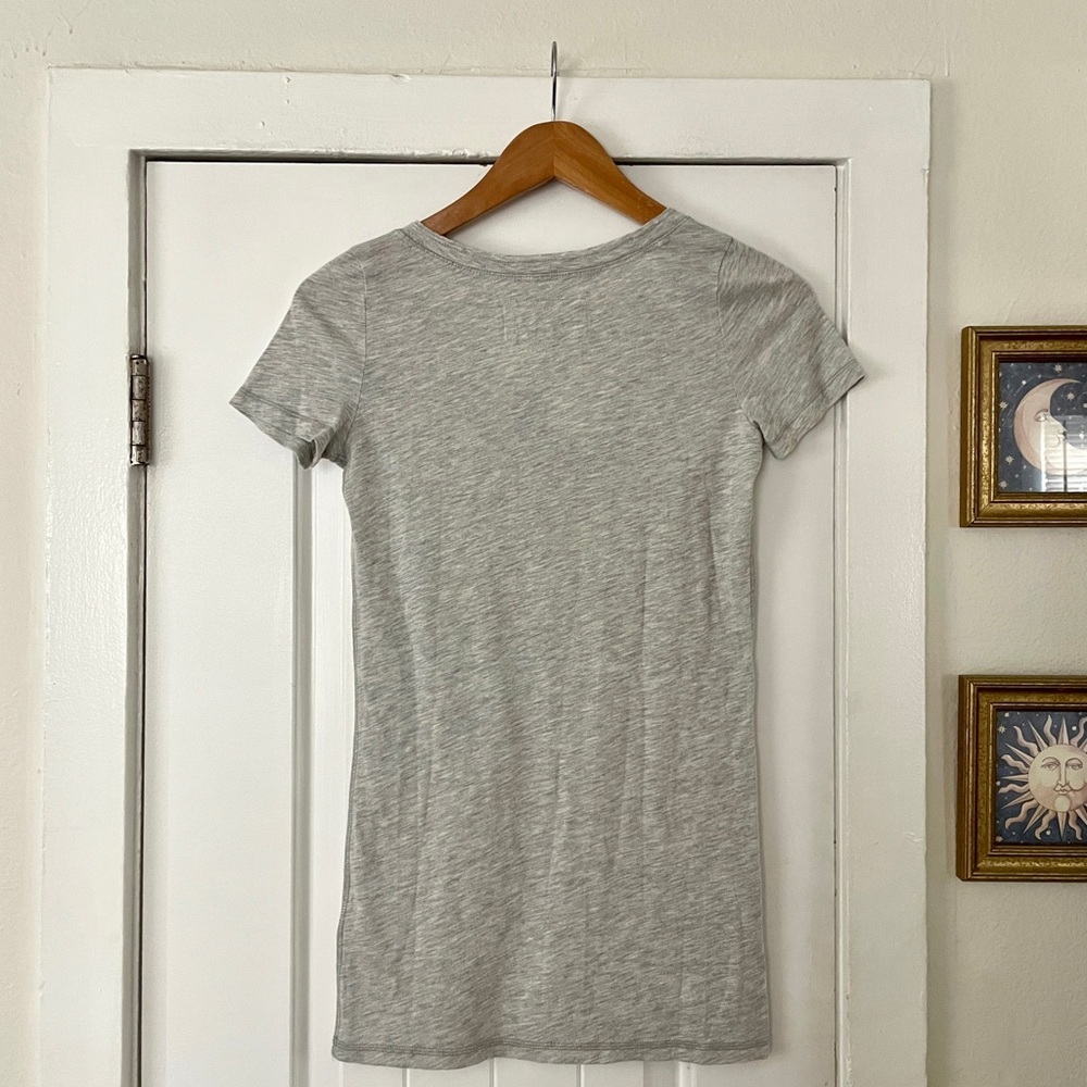 NWT Abercrombie & Fitch Graphic Moose V-Neck Tee Light Gray size XS/Small - Picture 3 of 5